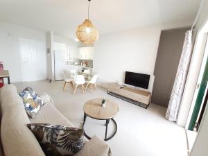 sala de estar con sofá y mesa en Aria, Maisonette in Glyfada Beach en Glyfada