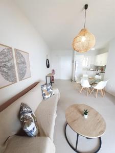 Ruang duduk di Aria, Maisonette in Glyfada Beach