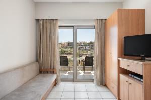 Televízia a/alebo spoločenská miestnosť v ubytovaní Nektar Beach Hotel