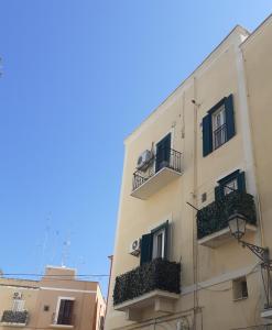 ein Gebäude mit Balkonen und Seitenpflanzen in der Unterkunft Domida Apartment in Bari