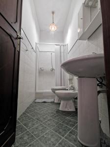 La salle de bains est pourvue d'un lavabo et de toilettes. dans l'établissement Baby House, à Castel di Tusa