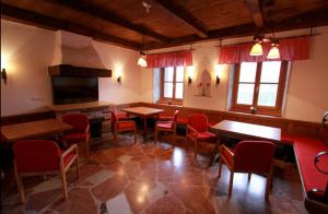 un restaurante con mesas y sillas en una habitación en ALPEN EXPERIENCE Jugendgästehaus en Ramsau