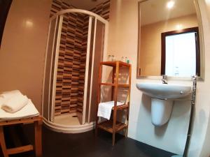 Koupelna v ubytování Hostal Nirvana + 37 fotografií