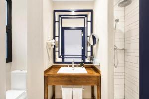 a bathroom with a sink and a mirror at Hotel Market in Barcelona