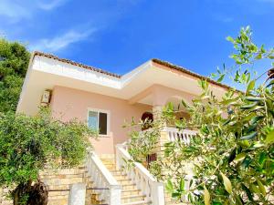Gallery image of Nissaki Sunlight - New Home Above the beach in Nisakion