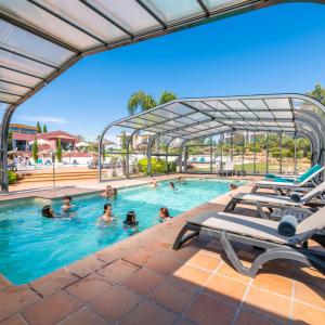 un grupo de personas en la piscina de un complejo en Vale da Lapa Village Resort en Carvoeiro