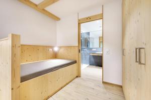 Postel nebo postele na pokoji v ubytování SCHWARZENBACH - Apartments & Rooftop Pool