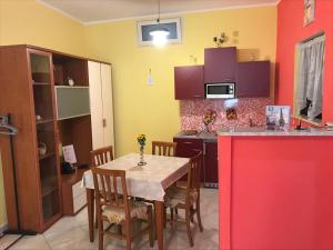 uma cozinha com uma mesa e uma cozinha com armários roxos em L'APPARTAMENTINO DIAMOND em Frosinone