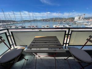 Volos Port View Apartment في فولوس: شرفة مع طاولة وكراسي على قارب