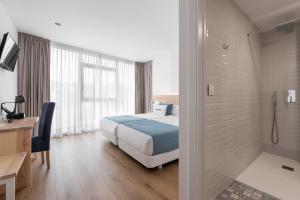 Łóżko lub łóżka w pokoju w obiekcie Hotel Costa da Morte