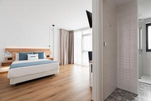 Łóżko lub łóżka w pokoju w obiekcie Hotel Costa da Morte