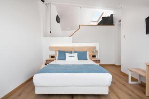 Łóżko lub łóżka w pokoju w obiekcie Hotel Costa da Morte
