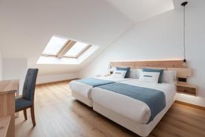 Łóżko lub łóżka w pokoju w obiekcie Hotel Costa da Morte