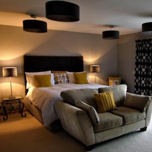 una camera con letto, divano e luci di Inverness House a Inverness