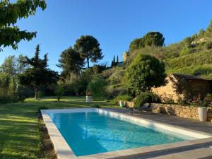 a swimming pool in the yard of a house at Maisonnette et piscine in Miramas
