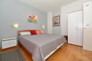 寇齊諾的住宿－Apartment Nadica，白色卧室配有一张床和一个白色衣柜
