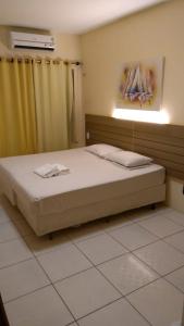 a bedroom with a bed in a room at Flat na Praia de Iracema 105 in Fortaleza