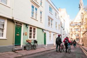 un grupo de personas montando bicicletas por una calle en Tower House Guest House en Oxford