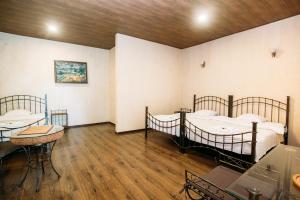 Un pat sau paturi într-o cameră la Chateau Eniseli