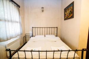 Un pat sau paturi într-o cameră la Chateau Eniseli