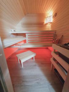 una camera con due panche in una sauna di Ferienwohnnung Kathrin a Wremen