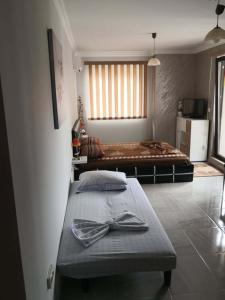 ein Schlafzimmer mit einem Bett mit einer Schleife darauf in der Unterkunft Studio Emi in Pomorie
