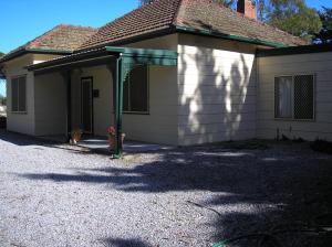 a small house with a green canopy on the side of it at Morella Farmstay in Cape Jervis