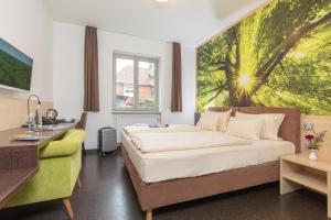um quarto com uma cama, uma secretária e uma janela em Radlhotel Wassertrüdingen em Wassertrüdingen