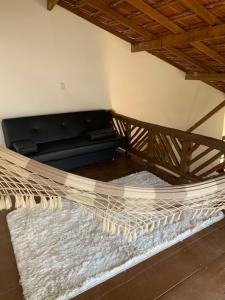 una hamaca en la sala de estar con sofá en Casa verde praia do Piruí 100 mts da praia 750 mts de área privativa, en Camaçari