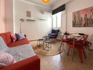 sala de estar con sofá, mesa y sillas en SOHO Charming 55sqm apt in Athens, en Atenas
