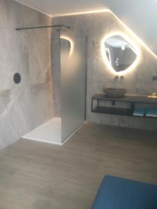 W łazience znajduje się umywalka i lustro. w obiekcie B&B VILLA MONIQUE w mieście Koksijde