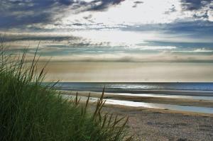 a view of a beach with the sky and water at B&B VILLA MONIQUE in Koksijde +1 photo