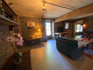 Posezení v ubytování Le Scailleteux - Gîte de charme clôturé, accès à la rivière