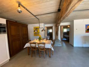 Postel nebo postele na pokoji v ubytování Le Scailleteux - Gîte de charme clôturé, accès à la rivière