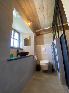 Koupelna v ubytování Le Scailleteux - Gîte de charme clôturé, accès à la rivière