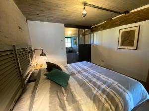 Postel nebo postele na pokoji v ubytování Le Scailleteux - Gîte de charme clôturé, accès à la rivière