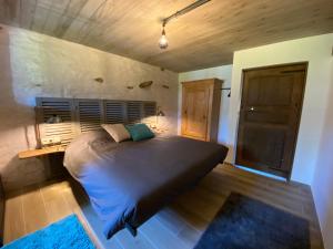 Postel nebo postele na pokoji v ubytování Le Scailleteux - Gîte de charme clôturé, accès à la rivière