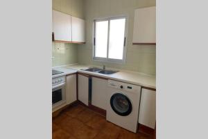 Η κουζίνα ή μικρή κουζίνα στο Apartamento en Playa Santo Tomas 1-5