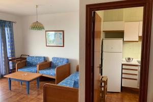 Гостиная зона в Apartamento en Playa Santo Tomas 1-5
