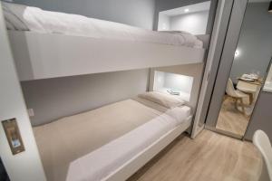 Palanda nebo palandy na pokoji v ubytování Preveza Suitestay Apartments Dodonis 28