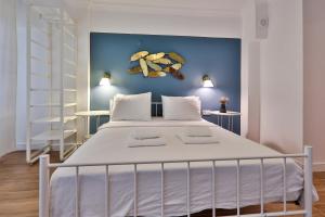 1 dormitorio con 1 cama grande y pared azul en Yaz Apart en Kas