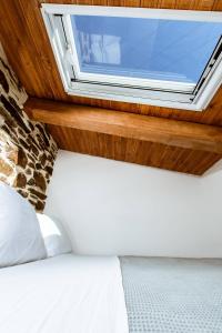 Ένα ή περισσότερα κρεβάτια σε δωμάτιο στο Traditional Apartments Elafos