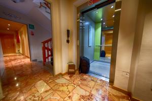 um corredor de um edifício com uma porta de vidro em Meublè Cima Bianca Garni em Bormio