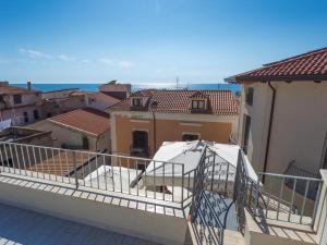 een balkon van een gebouw met uitzicht op de oceaan bij Odissea Residence e Rooms in Santa Maria di Castellabate