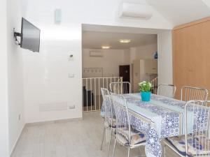 een eetkamer met een tafel en stoelen in een kamer bij Odissea Residence e Rooms in Santa Maria di Castellabate