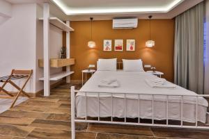 1 dormitorio con 1 cama grande en una habitación en Yaz Apart en Kas