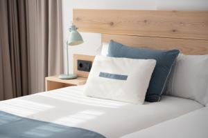 Cama o camas de una habitación en Hotel Costa da Morte