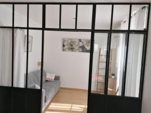 sala de estar con puerta corredera de cristal en Bel appartement privatif en Perpiñán