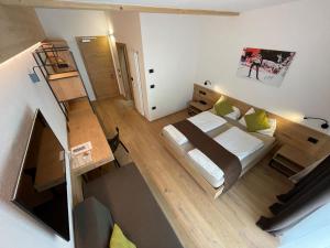 uma vista sobre um quarto com uma cama grande em Active Hotel Rosat em Predazzo