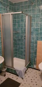 y baño con ducha y azulejos verdes. en Feichten-Hof Zaiser Zimmer, en Schleching